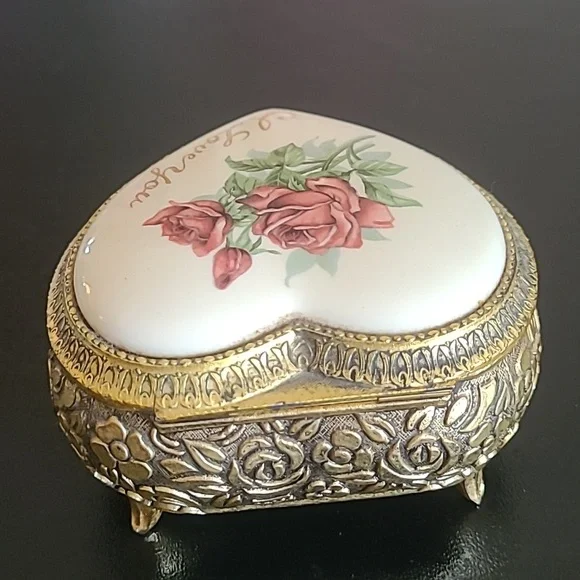 Vintage Sankyo Japan Heart-Shaped Trinket Music Box with Roses - Picture 7 of 8
